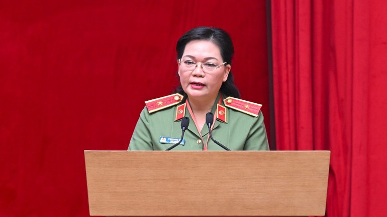 Associate Professor, Doctor, Major General Dinh Ngoc Hoa, Principal of People's Security College I, chaired the discussion session at the workshop. 3-2355-680.jpg