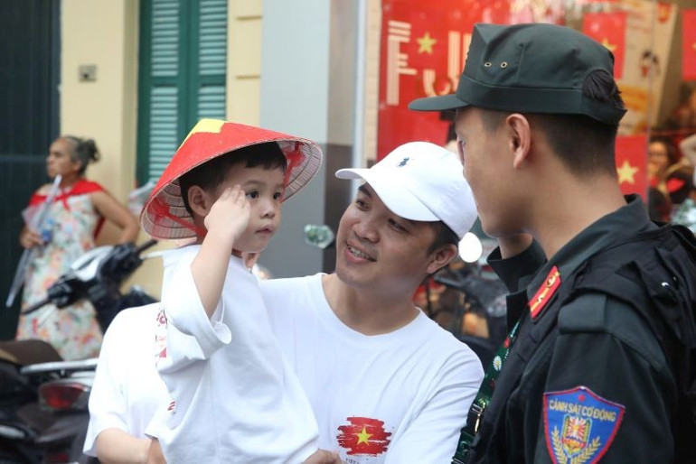Tình quân dân gắn bó. gen-h-z6940205033553-6b045cd03b898649b09e73a5dce139f4.jpg