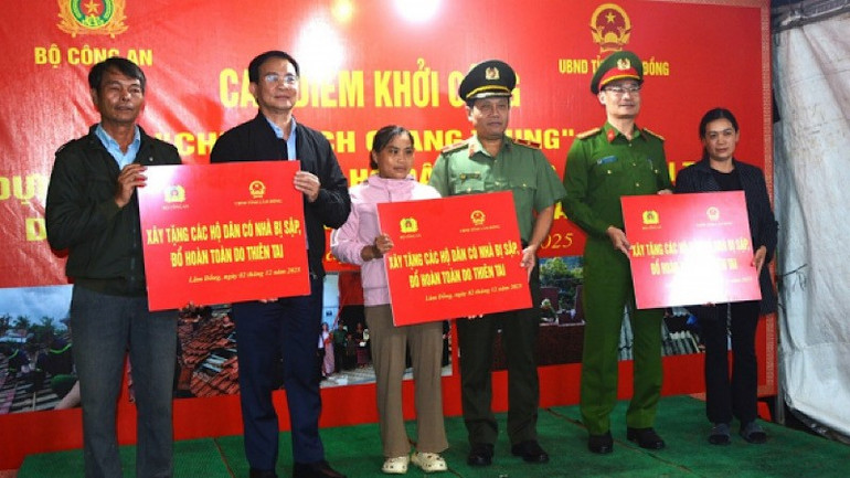 The Ministry of Public Security presented symbolic copies of new houses to families affected by floods in Lam Dong province. img-6087.jpg