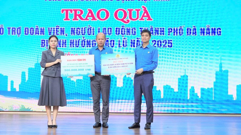 tong-lien-doan-lao-dong-viet-nam-bao-tuoi-tre-trao-1-ti-dong-ho-tro-cong-nhan-da-nang-bi-thiet-hai-do-mua-bao-anh-5-176225331554795390532-6664.jpg