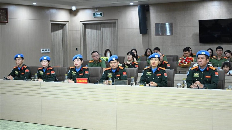 Sáu thành viên trong Tổ công tác nhận nhiệm vụ. 1-tct6-4658.jpg
