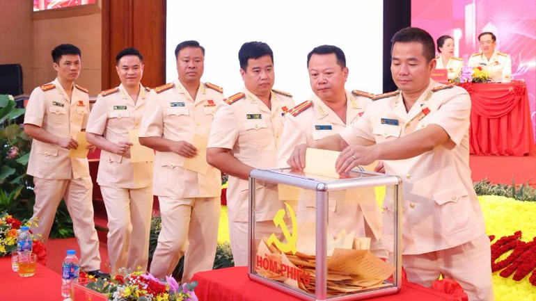 Đại hội tiến hành bỏ phiếu bầu Ban Chấp hành Đảng bộ nhiệm kỳ 2025-2030. z6832487513992-58d479cf56903ee62bb5622727d2afcc-8057.jpg