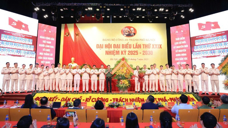 Đại tướng Lương Tam Quang tặng hoa, chúc mừng Ban chấp hành Đảng bộ Công an thành phố Hà Nội, nhiệm kỳ 2025-2030. z6833866267090-922c052353d4b68f8e7d5920b37ab909-8277.jpg