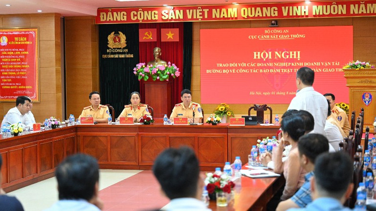 Đại diện các doanh nghiệp vận tải trao đổi và đưa các ý kiến, đề xuất. dsc-3895-2507.jpg