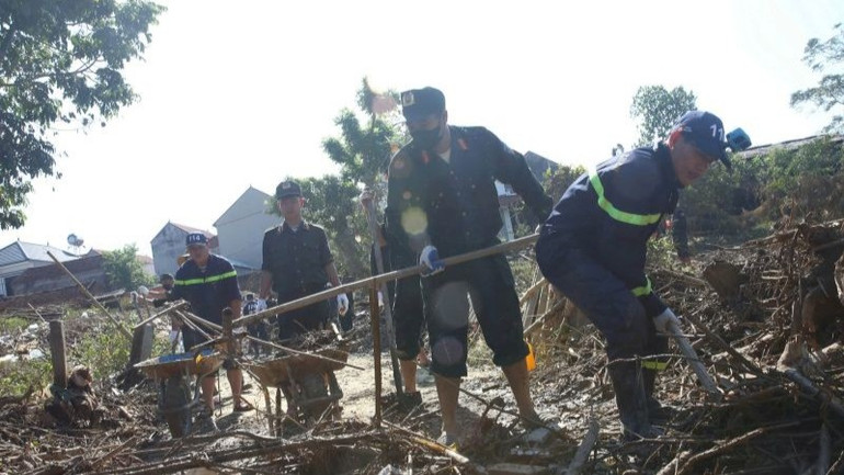 Cuaca panas menyukarkan kerja pembersihan. z7125682091380-e11738bd41d45c0e4f5500b46d9a61ab-1667.jpg