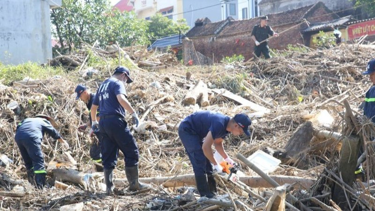 Lumpur, sampah, dahan pokok yang patah… masih bertaburan selepas banjir bersejarah. z7125682084999-8aa926daa52060582414559a26f03e72-8547.jpg