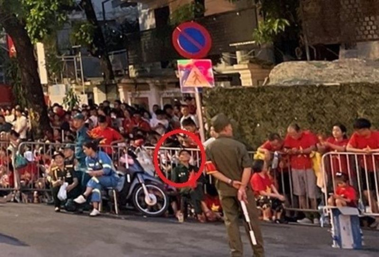 Cựu chiến binh N.V.L được bố trí chỗ ngồi bên ngoài khu vực hàng rào để xem sơ duyệt diễu binh. 3-7537.jpg