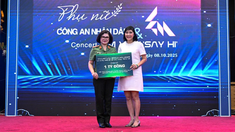 Frau Nguyen Thi Ngoc Diep – Ehefrau des Gründers und Generaldirektors von DatVietVAC – spendete 1 Milliarde VND. gen-h-z7095910560685-4859f9909d6624df1fc795c852cee3c8-8939.jpg