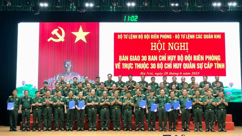 Thượng tướng Nguyễn Văn Nghĩa chứng thực và chứng kiến ký kết biên bản bàn giao. bangiao1-7448.jpg