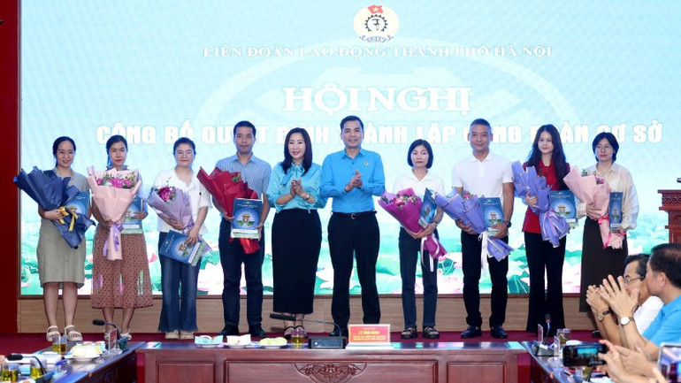 Lãnh đạo Liên đoàn lao động TP. Hà Nội trao quyết định cho các công đoàn cơ sở. gen-h-z6929470990395-c9e74bafd849091aa0e0aa4a0b76314f-5562.jpg
