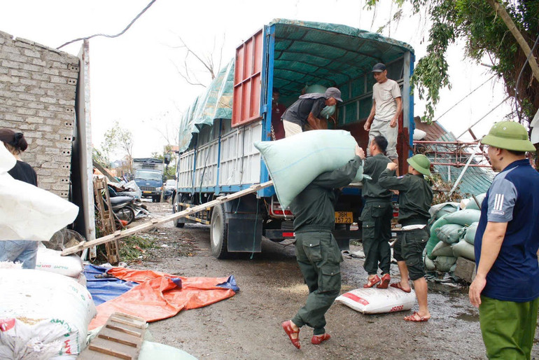 Hỗ trợ nhân dân sau bão. gen-h-z7067091864182-c19f00c79150b7ad83a29e0cbb690b4f.jpg