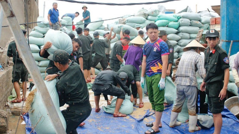 Trung đoàn Cảnh sát cơ động Bắc Trung bộ huy động hơn 700 cán bộ, chiến sĩ hành quân giúp nhân dân khắc phục hậu quả mưa bão. gen-h-z7067091711483-5be36c6cfcc50edb6702f42d08265ea1-6682-8213.jpg