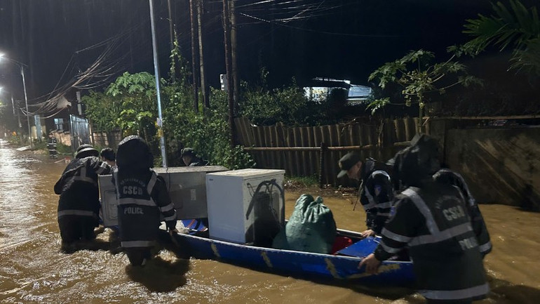 Trung đoàn Cảnh sát cơ động Tây Bắc hỗ trợ sơ tán, di chuyển người và tài sản người dân trên địa bàn phường Nam Cường, tỉnh Lào Cai. gen-h-z7067090781605-2be144ed80fd252fdeeac401406ae9a4-1459.jpg