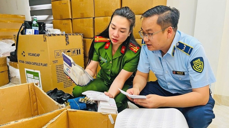 Lực lượng chức năng kiểm kê số thực phẩm chức năng, thiết bị y tế giả trong đường dây do vợ chồng Phạm Ngọc Tiến và Đoàn Thị Nguyệt cầm đầu. thuc-pham-3765.jpg