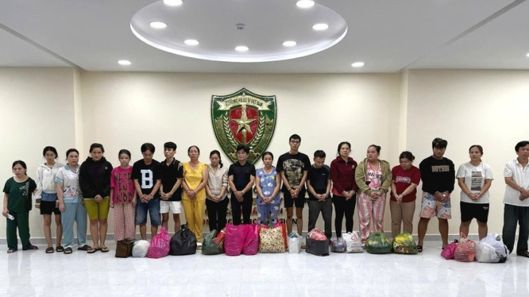 Các bị can trong vụ sản xuất, buôn bán hàng giả là thuốc chữa bệnh, thuốc phòng bệnh do vợ chồng Võ Thành Tâm và Ngô Ánh Hồng cầm đầu. 91811-3137-7956.jpg