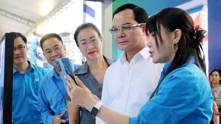 Chủ tịch Tổng Liên đoàn Lao động Việt Nam Nguyễn Đình Khang tham quan các gian trưng bày. z6910229335428-44691904de94abf0fe9c98afd4002da5-5655.jpg