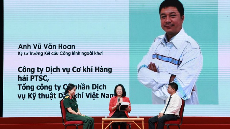 Các khách mời tham gia tọa đàm sân khấu. bich-loan-1-a-3430.jpg