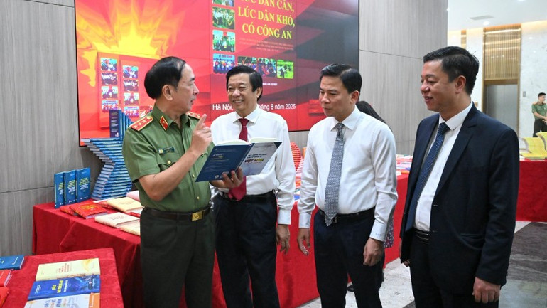 Tuyên truyền, lan tỏa, khắc sâu đậm nét chiến công, thành tích của lực lượng Công an trong sự nghiệp xây dựng và bảo vệ Tổ quốc. (Ảnh: Nguyễn Dịu) z6909173327049-72d9703370d5be1fa025875d84da0bc1-1992.jpg