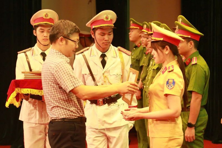 Đại diện Trường Đại học Bách khoa trao giấy chứng nhận cho học viên. 1.jpg