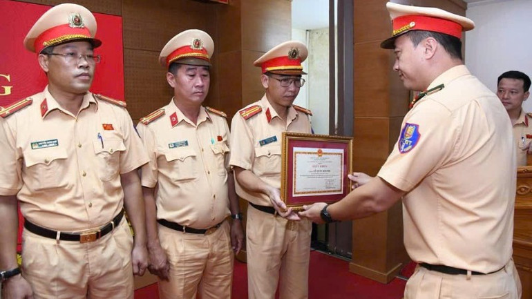 Khen thưởng lực lượng cán bộ, chiến sĩ Cảnh sát giao thông tăng cường sự kiện A80. gen-n-z6969865625020-0e7c2de3df8eed6e3e43cb279ab4ae22.jpg