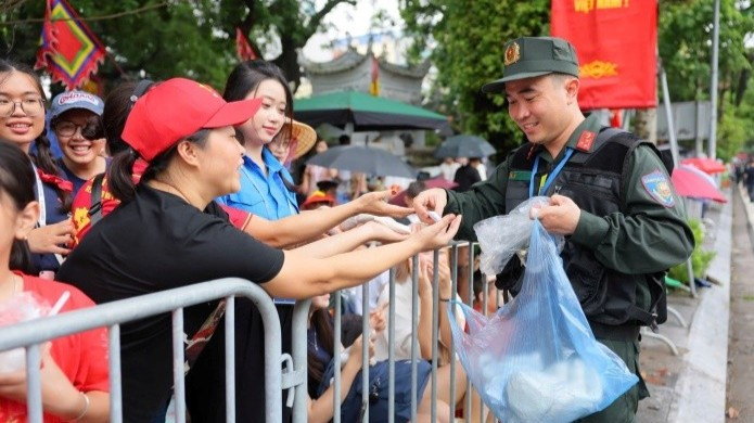 Các chiến sĩ Cảnh sát Cơ động phát thức ăn, nước uống miễn phí cho nhân dân. tai-xuong-1-3311.jpg