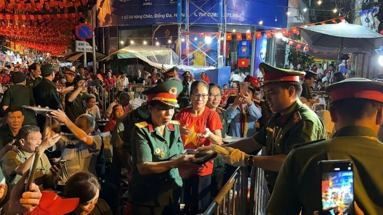 Những suất cơm của cán bộ, chiến sĩ Công an phường Ô Chợ Dừa gửi đến Cựu chiến binh, người có công trong thời gian đón chờ xem lễ kỷ niệm. 4-4-6011-1974.jpg