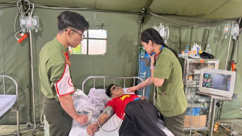 Lực lượng Y tế Công an nhân dân xử trí các trường hợp cấp cứu tại các lều cấp cứu. cap-cuu-24-1756784782566-4884.jpg