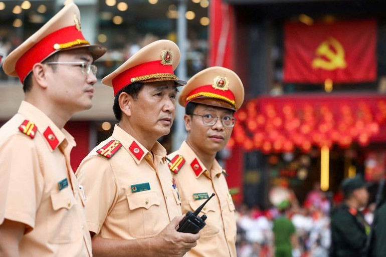 Đại tá Trần Đình Nghĩa, Trưởng phòng Cảnh sát giao thông Hà Nội kiểm tra, chỉ đạo cán bộ, chiến sĩ trực chiến trong những ngày diễn ra chuỗi sự kiện A80. 7-8838.jpg