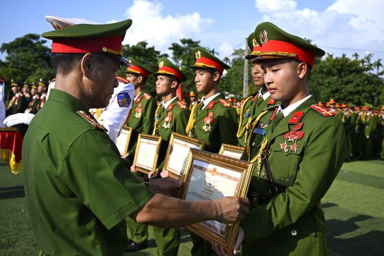 Trao thưởng các lực lượng Công an nhân dân tham gia diễu binh, diễu hành sự kiện A80. 2.jpg