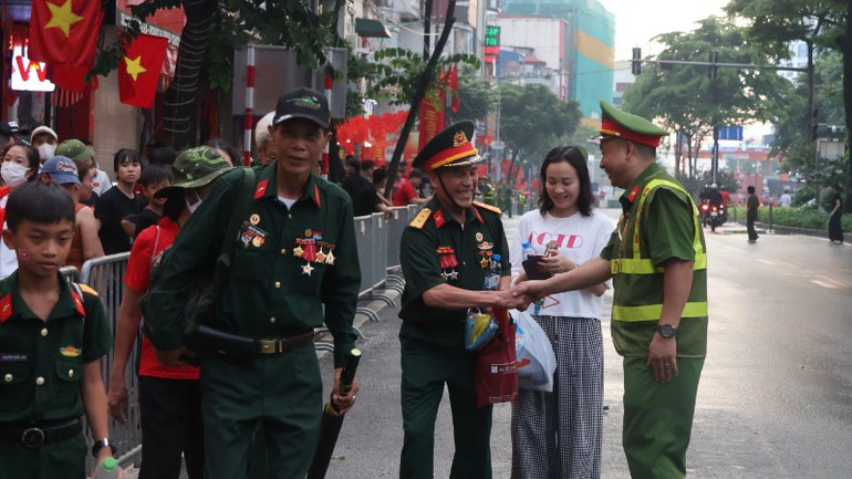 Công an Thủ đô đưa đón, hướng dẫn cựu chiến binh, người cao tuổi đến nơi ưu tiên xem sự kiện A80 . 21-1368.jpg