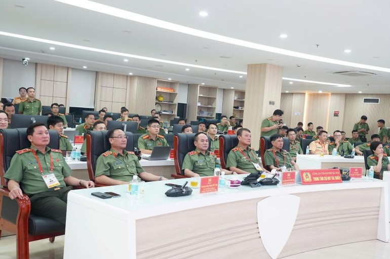Thượng tướng Phạm Thế Tùng trực tiếp chỉ đạo triển khai công tác bảo vệ Lễ kỷ niệm A80 tại Trung tâm chỉ huy Công an thành phố Hà Nội. 2-765.jpg