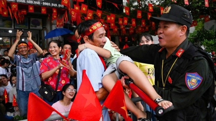 Cảnh sát cơ động Công an Hà Nội ân cần giúp đỡ nhân dân. tai-xuong-3280.jpg