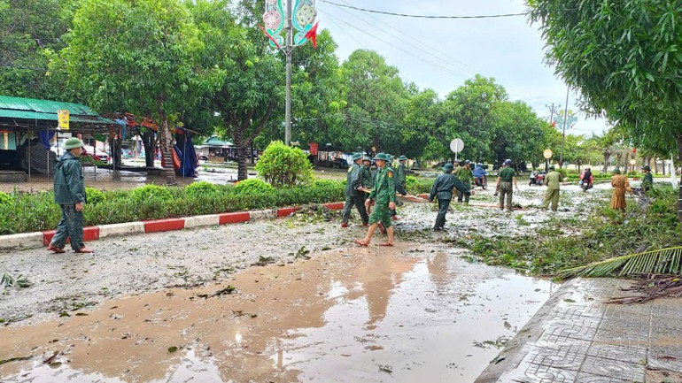 Mưa gió to khiến nhiều cây cối ở Nghệ An bị gãy đổ. gen-h-z6946115583393-639272ef337e6be2079da20fb2a62995-9511.jpg