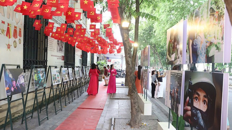 Toàn cảnh triển lãm ảnh. img-1562.jpg