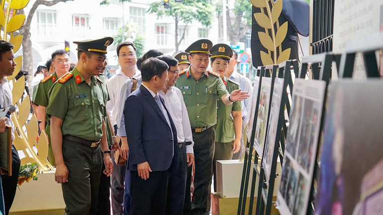 Đại biểu tham quan Triển lãm lưu động “80 năm Công an Thủ đô-Bản hùng ca vang mãi”. img-1559.jpg