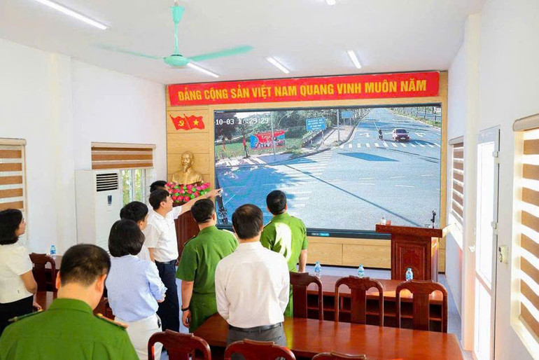 Thiếu tướng Nguyễn Hồng Ky, Phó Giám đốc Công an thành phố Hà Nội kiểm tra hệ thống camera an ninh xã Kiều Phú. gen-n-z7114203585860-321b76871859012e5c9f61332cdbe453.jpg