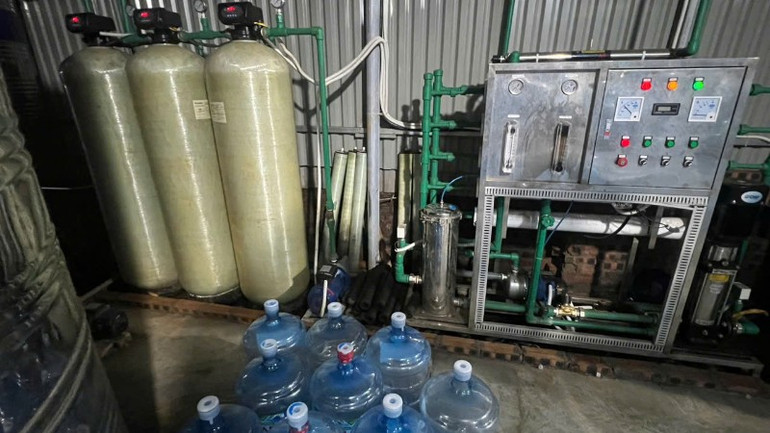 Các thiết bị dùng để sản xuất nước Lavie giả. z7115274569651-56ed4b5052389a227e7ad4fcf44a8bdb-1562.jpg