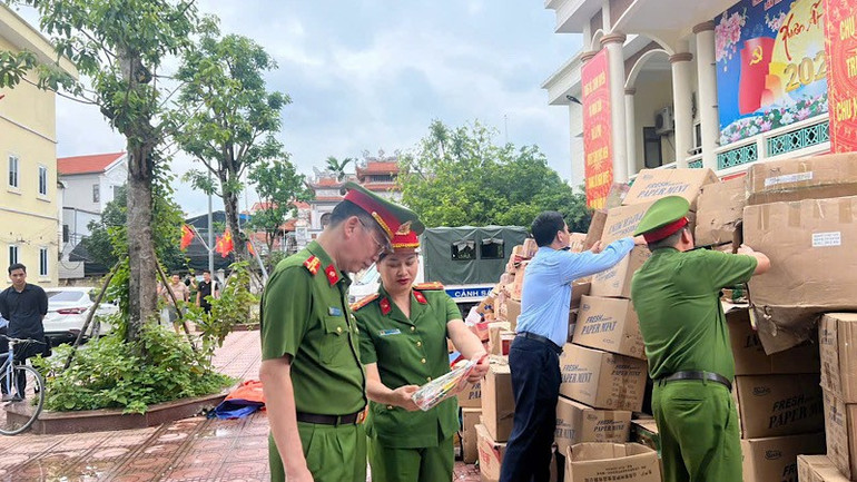 Lực lượng chức năng tiếp nhận, xử lý bánh kẹo, thực phẩm người dân giao nộp. img-1405.jpg