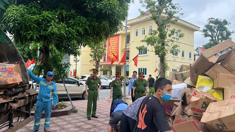 Chính quyền địa phương đã hợp đồng với Công ty URENCO 10 thu gom, xử lý số rác thải nêu trên theo quy trình, quy định. img-1406.jpg