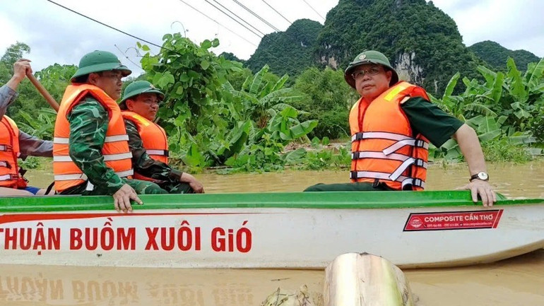Trung tướng Hà Thọ Bình, Tư lệnh Quân khu 4 trực tiếp kiểm tra thực địa tại Tiểu đoàn Huấn luyện-Cơ động, Đồn Biên phòng Phúc Sơn và một số địa bàn bị ảnh hưởng tại các xã Con Cuông, Anh Sơn, tỉnh Nghệ An. gen-n-z6836813839490-48a4b2173499a8e320de301380532efe-6953-3751.jpg