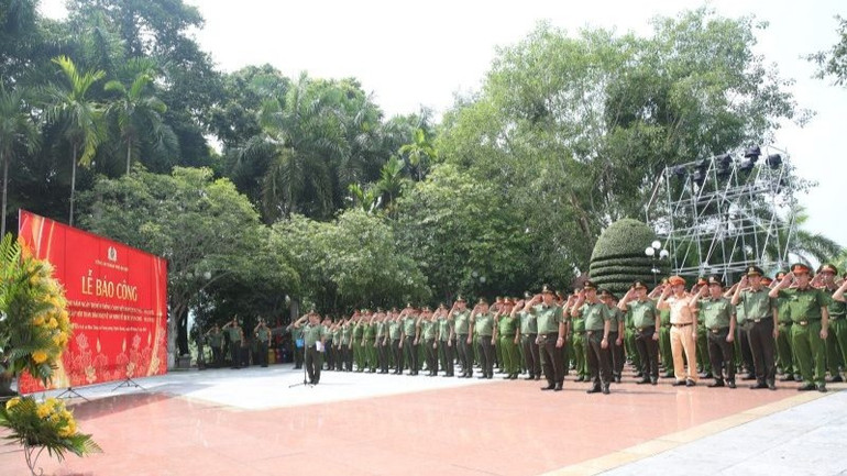 Cán bộ, chiến sĩ Công an Hà Nội dự lễ dâng hương, báo công Bác tại Nha Công an trung ương. 494b5258-6725.jpg