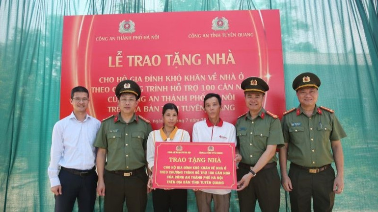Trao tặng nhà cho gia đình khó khăn về nhà ở trên địa bàn tỉnh Tuyên Quang. 494b5400-9749-623.jpg