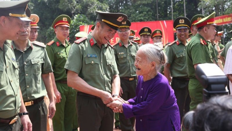 Người dân xã Tân Trào vui mừng đón đoàn công tác. 494b5319-1798-9488.jpg
