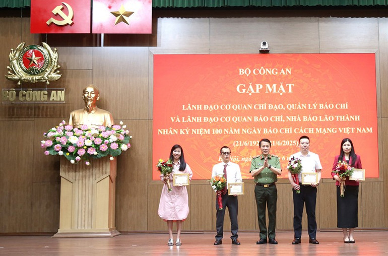 Bộ trưởng Lương Tam Quang trao Kỷ niệm chương “Bảo vệ an ninh Tổ quốc” tặng lãnh đạo các cơ quan báo chí. kha-3024-1750156113674.jpg