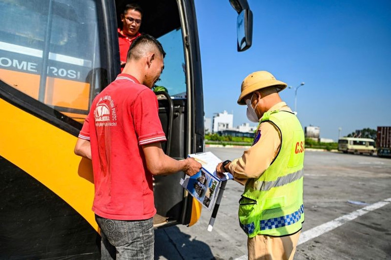 Sau 1 tháng tổng kiểm soát, tai nạn giao thông giảm cả 3 tiêu chí. gen-h-z6999415158589-a7e5674e840a24adb2ba9a896be4fc14-4203.jpg