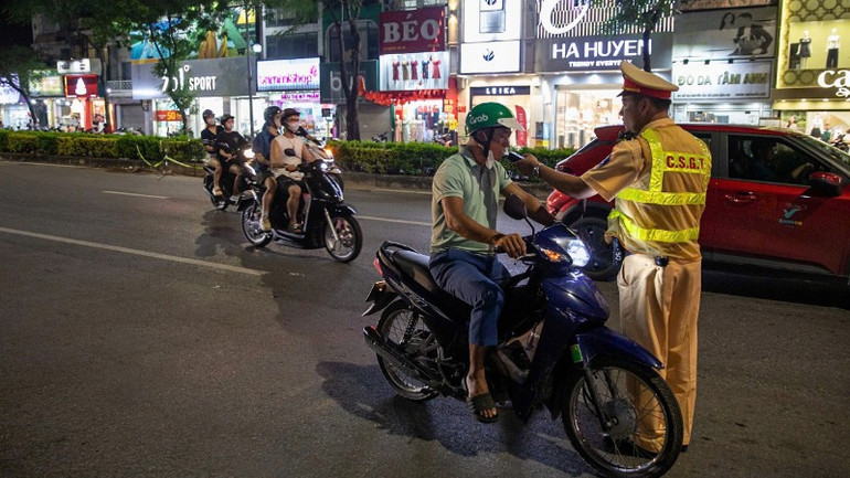 Thời điểm tối cuối tuần, lượng người dân đến các nhà hàng, quán ăn, quán nhậu tăng cao. 8-9770.jpg