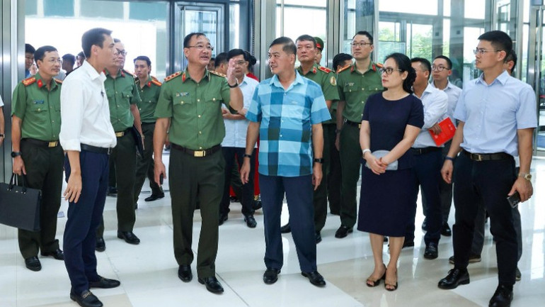 Generalleutnant Pham The Tung, stellvertretender Minister für öffentliche Sicherheit, inspizierte die Organisation und vorläufige Überprüfung der Unterzeichnungszeremonie des Übereinkommens. photo-library-20251020182831-e4ead730-3785-4622-9736-60db56b4f084-z7137245574295-e6967f1fb87a9f4fa1f3fc520c8b7761-1416.jpg