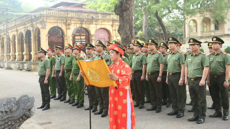 Các cán bộ, chiến sĩ dâng văn tại khu vực thềm rồng trước Điện Kính Thiên và dâng hương tại Điện thờ 52 vị tiên đế. inbound6210737780114238219-6698.jpg