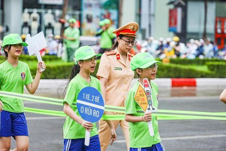 Cán bộ Phòng Cảnh sát giao thông Công an thành phố Hà Nội hướng dẫn học sinh kỹ năng qua đường an toàn. gen-n-z6727386448071-e6174e0bf32ab2d3e45b0a2ce20d5df4.jpg