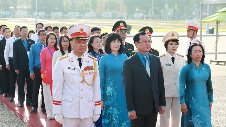 Trước khi diễn ra Đại hội, đoàn đại biểu đã vào Lăng viếng Chủ tịch Hồ Chí Minh và báo công với Bác. gen-h-z7156542112463-9419f2c1cd967376181cb0297babf7fa-4406.jpg
